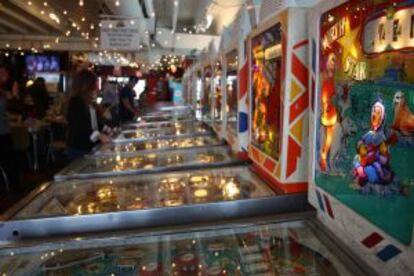 En el Silverball Pinball Museum de Asbury Park conviven 'pinballs' mecánicos con más de medio siglo de vida y máquinas modernas totalmente electrónicas.