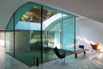 Una de las zonas interiores de La Ricarda, de Antonio Bonet (1963), para la familia Gomis. En primer plano dos sillas Butterfly, también de Bonet.
