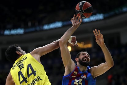 Mirotic intenta anotar ante Duverioglu