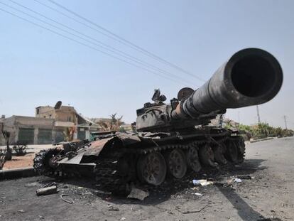 Un tanque del Ej&eacute;rcito sirio destruido en Alepo, este domingo. 