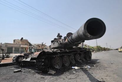 Un tanque del Ej&eacute;rcito sirio destruido en Alepo, este domingo. 