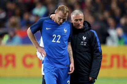 Deschamps consuela a Mathieu, tras su lesión.