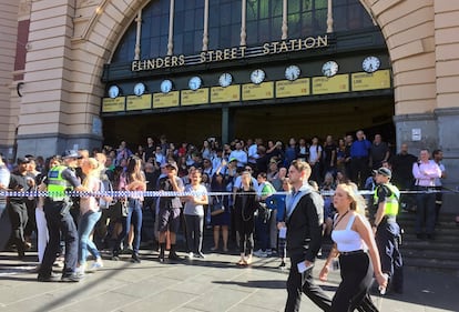 La estación de tren de Flinders Street acordonada por la policía tras un atropello múltiple deliberado en Melbourne (Australia).