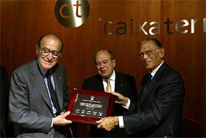 Enrique Fuentes Quintana, junto a Pujol y Vilarasau en un homenaje el pasado 25 de octubre.