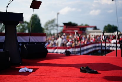 Un zapato permanece en el escenario de Butler (Pensilvania), tras la evacuación del expresidente Trump.