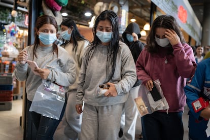 Mujeres deportadas desde Estados Unidos llegan al aeropuerto El Dorado, en Bogotá, el 28 de enero.