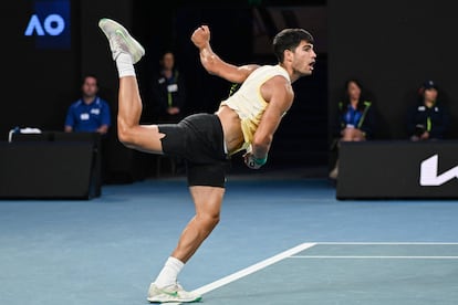 Carlos Alcaraz sirve durante el partido de este lunes contra el serbio Miomir Kecmanovic, en Melbourne.