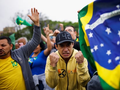 Un partidario de Bolsonaro durante la protesta por la elección de Lula da Silva, a las afueras de São Paulo, en Barueri (Brasil), este miércoles.