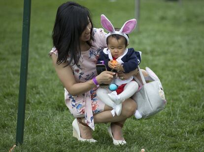 Victoria Cheng, de 11 meses, y su madre Guliana Cheng, ambas de San Francisco, se preparan para participar la celebración.