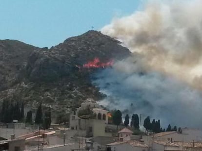 Las llamas descienden hacia localidad de Pedreguer 