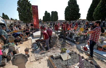 Numerosos familiares han acudido al inicio de los trabajos de exhumación de la fosa 112 del cementerio municipal de Paterna.
