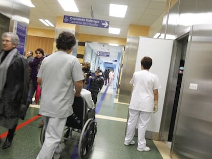 Varios pacientes recorren uno de los pasillos del Hospital de Cruces, en una imagen de archivo.