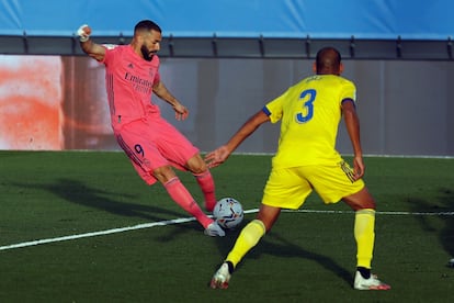 El delantero del Real Madrid Karim Benzemá juega un balón ante Fali, del Cádiz, durante el partido del pasado sábado en Madrid.