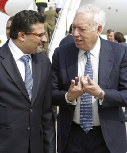 El ministro español de Exteriores, José Manuel García-Margallo (d), conversa hoy, lunes, 26 de marzo de 2012, con su homólogo tunecino, Rafik Ben Abdesalem.