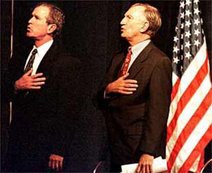 El senador Jeffords (derecha), junto al presidente George W. Bush cuando éste era gobernador de Tejas.