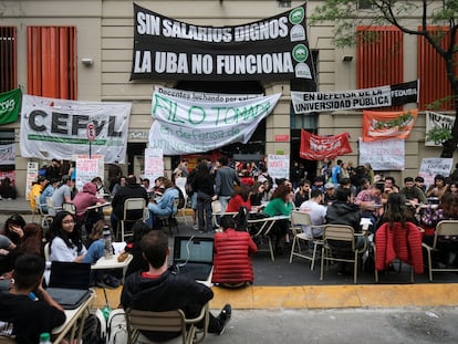 Estudiantes de la Universidad de Buenos Aires imparten clases en la calle para protestar contra el veto del presidente Javier Milei a una ley de financiamiento universitario.