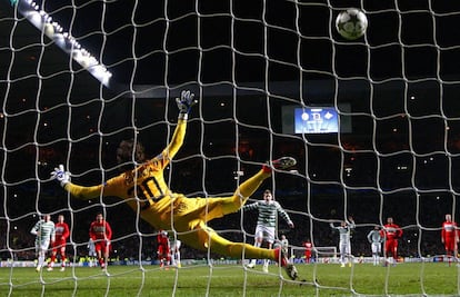 Commons anota, de penalti, uno de los goles del Celtic ante el Spartak.