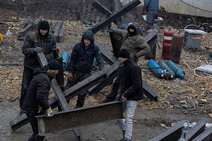 Los trabajadores de una empresa de construcción sueldan defensas antitanques para colocarlas en una carretera cercana a Kiev. El presidente de Ucrania, Volodímir Zelenski, prometió reconstruir el país cuando finalice la guerra y exigió a Rusia que pague por toda la destrucción que está causando su invasión.