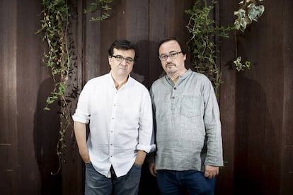 Javier Cercas, a la izquierda,  y Manuel Martín Cuenca,  en el arranque del rodaje  de 'El autor' en Sevilla, donde transcurre la película.