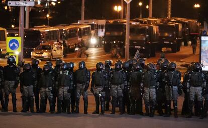 La presencia policial y militar en las calles de Minsk es creciente. Las protestas siguen este martes, día en el que además los partidarios de la oposición han llamado a una huelga general.