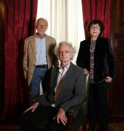 Eduardo Milán, William Rove (sentado) y Olvido García Valdés, el 23 de abril en Casa de América, en Madrid.