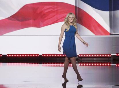 Tiffany Trump, hija del candidato republicano, arriba al escenario durante su participación en el segundo día de la convención.