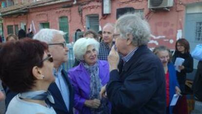 La comisionada de la memoria, Paca Sahuquillo (con el pelo blanco) charla con el historiador Ian Gibson ante la casa de Peironcely, 10.