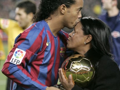 Ronaldinho recibe el Balón de Oro de manos de su madre.
