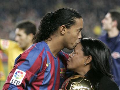 Ronaldinho recibe el Balón de Oro de manos de su madre.