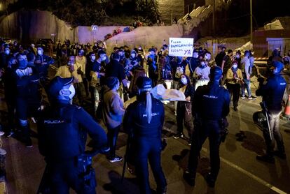 Vecinos del barrio El Lasso se concentraron este sábado contra la acogida de inmigrantes en el colegio de su vecindario. Denuncian inseguridad. Dentro del campamento, los marroquíes han denunciado ya varias agresiones (al menos siete en solo cinco días) por parte de grupos organizados.