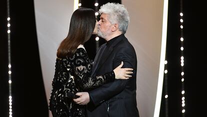 Así de afectuosos se han saludado en la gala de clausura la actriz italiana y Pedro Almodóvar.