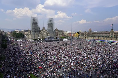 Poco antes de las 15.00 horas, Andrés Manuel López Obrador ha llegado al Zócalo de la capital mexicana. En la imagen, miles de personas reciben al presidente en la plaza de la capital.