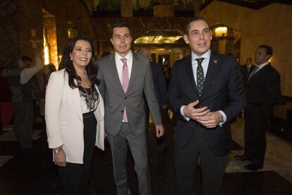 De izquierda a derecha: Carolina Monroy, política; Armando Collazos, director internacional en PRISA Noticias, y Manuel Mirat, consejero delegado de PRISA Noticias.