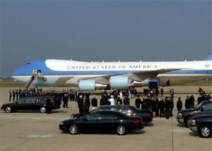 El féretro de Ronald Reagan llega en el Air Force One