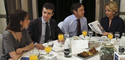 Els subsecretaris del PP Andrea Levy i Pablo Casado, el portaveu del partit al Congrés, Rafael Hernando, i la portaveu popular a l'Ajuntament de Madrid, Esperanza Aguirre, durant l'esmorzar.