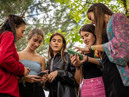 Un grupo de jóvenes con sus teléfonos móviles.