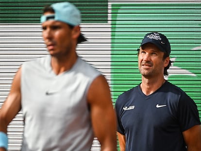 Nadal y Moyà, durante un entrenamiento en Roland Garros.