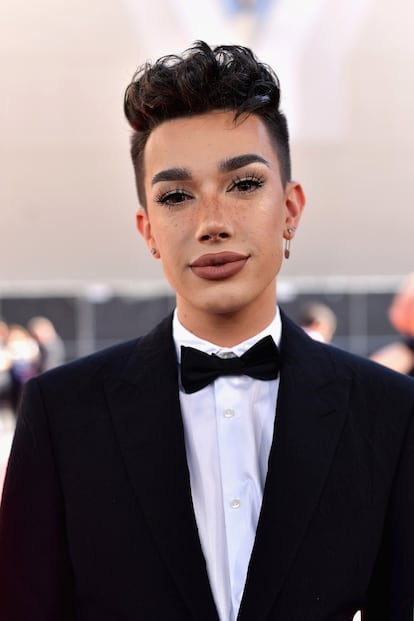 Con casi 25 millones de suscriptores en sus tutoriales, el youtuber James Charles es el gurú del maquillaje no binario desde 2017.