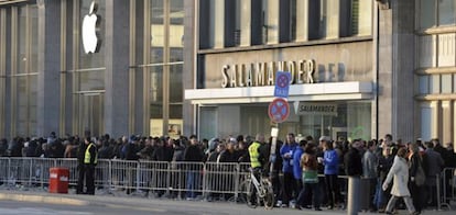 Colas en las puertas de la tienda de Apple en Hamburgo (Alemania) con Motivo del lanzamiento del nuevo iPad