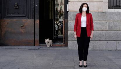 Isabel Díaz Ayuso, presidenta de la Comunitat de Madrid, durant un minut de silenci per les víctimes de la covid.