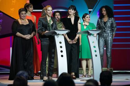 Las actrices de 'Vis a vis' reciben el premio Ondas de mejor intérprete de ficción femenino por su trabajo coral.