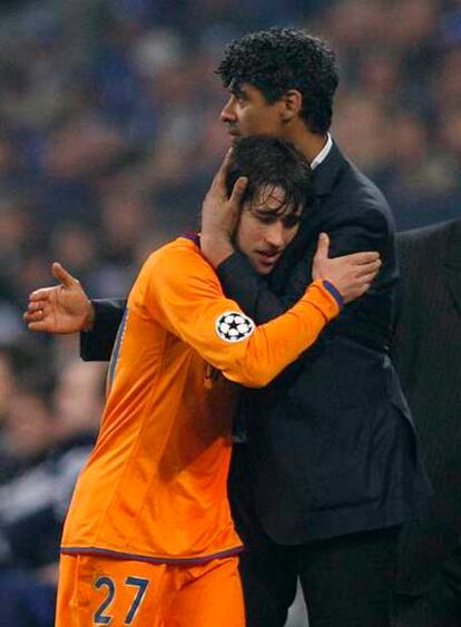 Rijkaard abraza a Bojan tras sustituirle ante el Schalke.