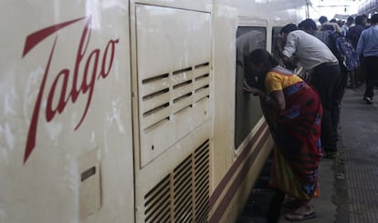 Varias personas observan el interior de uno de los vagones de un tren de la empresa española Talgo a su llegada a la estación central de Bombay, la India, hoy, 2 de agosto de 2016. La empresa ferroviaria española Talgo ha iniciado su última fase de pruebas en la India con el objetivo de reducir en al menos cuatro horas el recorrido entre Nueva Delhi y Bombay, quince días después de haber batido el récord de velocidad en los ferrocarriles del gigante asiático. "El objetivo es hacer la misma ruta en unas trece horas", dijo a Efe el portavoz del Ministerio de Ferrocarriles de la India, Anil Kumar, en referencia a un trayecto que en la actualidad dura cerca de diecisiete horas. Las pruebas entre la capital administrativa, Nueva Delhi, y la financiera del país asiático, Bombay (oeste), se prolongarán "durante las próximas dos semanas", indicó el portavoz. El país asiático tiene la cuarta red ferroviaria más extensa del mundo, con unos 65.000 kilómetros, aunque un 80 % data de la época colonial británica, y sus cerca de 12.500 trenes transportan a diario a alrededor de 23 millones de pasajeros. EFE/Divyakant Solanki