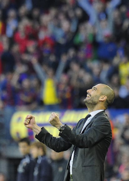 El entrenador del Barcelona celebra la victoria en la Liga.