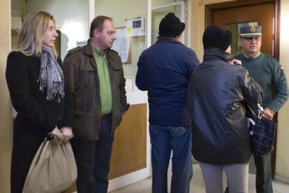 Antonio del Castillo y Eva Casanueva, padres de Marta, tras los padres de Javier G.M., El Cuco, entrando en la Audiencia de Sevilla, donde continúa el juicio contra este menor acusado de violación y muerte de la joven sevillana hace ahora dos años.