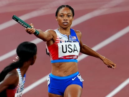 Allyson Felix entrega el testigo a su compañera durante la final de los 4x400, en la que ganaron oro.