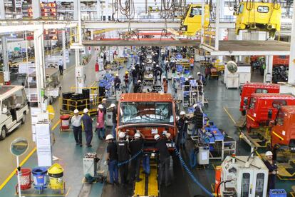 Trabajadores de Tata Motors en la planta principal de la compañía en Pune (India)