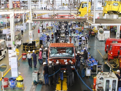 Trabajadores de Tata Motors en la planta principal de la compañía en Pune (India)