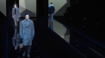 Modelos con las propuestas de Giorgio Armani para la pr&oacute;xima temporada de oto&ntilde;o-invierno, en la pasarela de Mil&aacute;n.