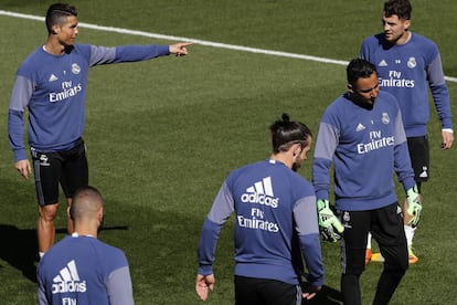 Cristiano Ronaldo, junto a Benzema, Bale, Keylor Navas y Kovacic en el entrenamiento de este viernes.